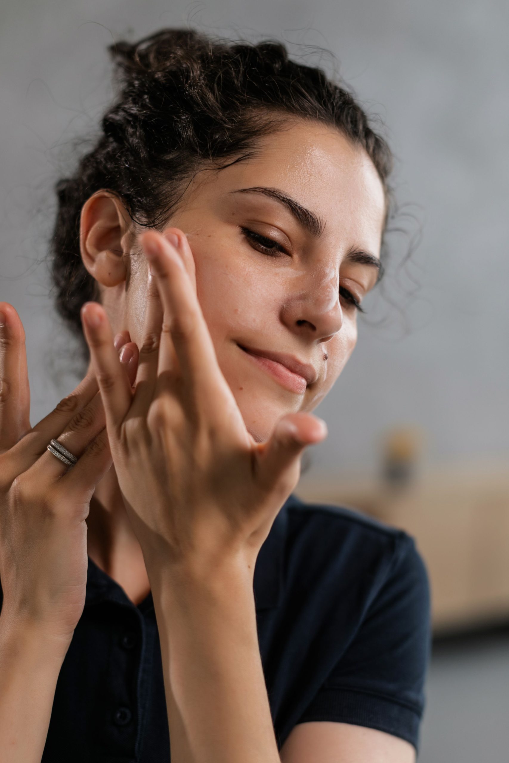 Quelle routine idéale pour les peaux grasses acnéiques ?